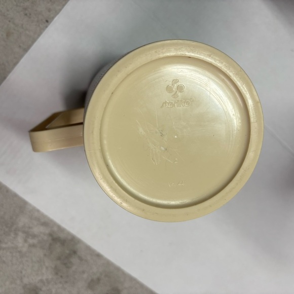 Vintage Sterilite 441 Flower Embossed Pitcher Juice Jug 2-Quart Beige - Picture 4 of 5